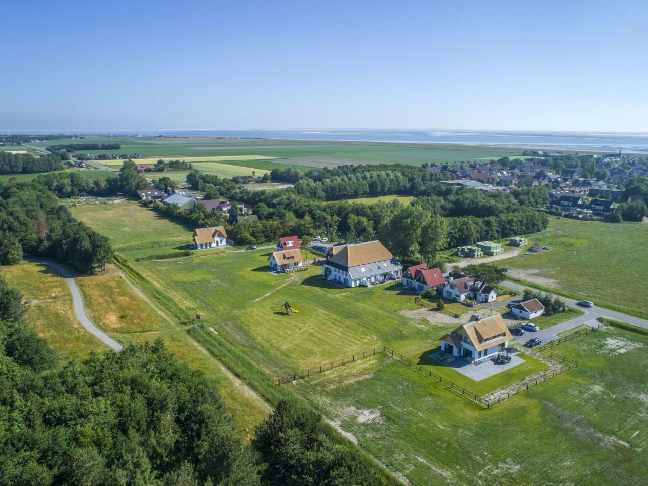 Spacious Farmhouse In De Cocksdorp With Private Terrace المظهر الخارجي الصورة